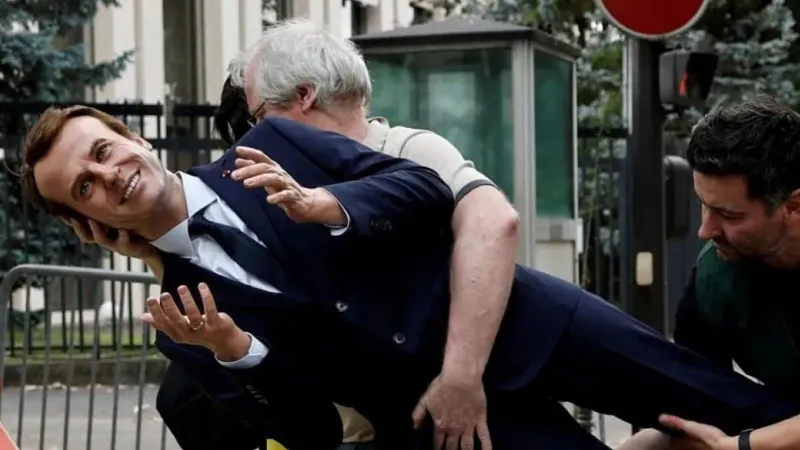 40 bin euro değerindeki Macron heykeli çalındı