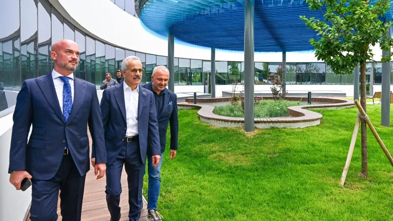 Bakan Uraloğlu, Esenboğa Havalimanı'ndaki yeni hava trafik kontrol kulesini inceledi: