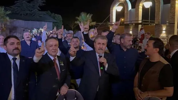 Destici'den Düğünde Türkü Ziyafeti! Hangi Şarkıları Söyledi?