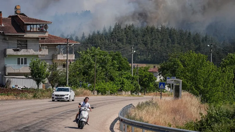 Bursa'da Korkutan Yangın! Mahalle Tahliye Ediliyor!