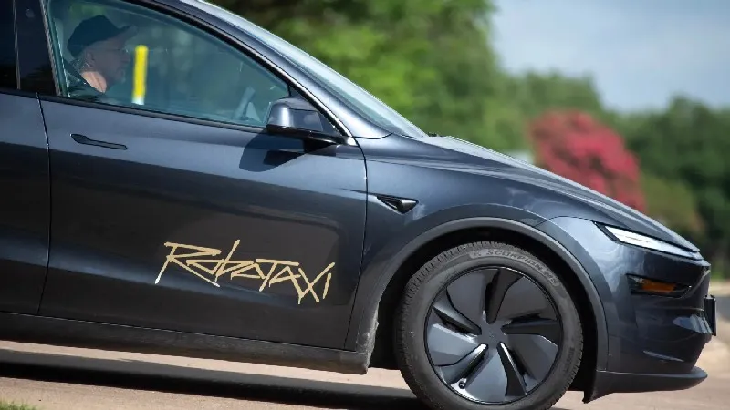 Elon Musk'ın şirketi Tesla'ya ait "Robotaksi" hizmetini başlattı
