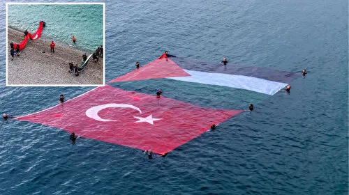 Gazze için denizde bayrak açtılar: Türk ve Filistin bayraklarıyla destek verildi