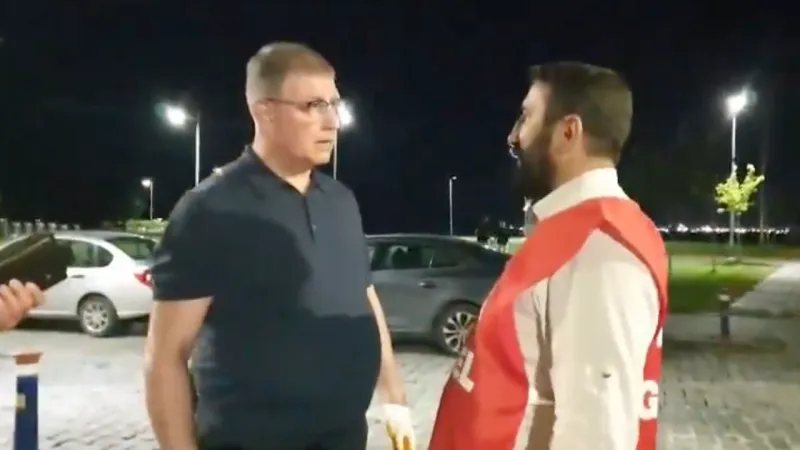 İzmir'de Çöp Krizi! Başkan Tugay Çöp Topladı, Ortalık Karıştı!