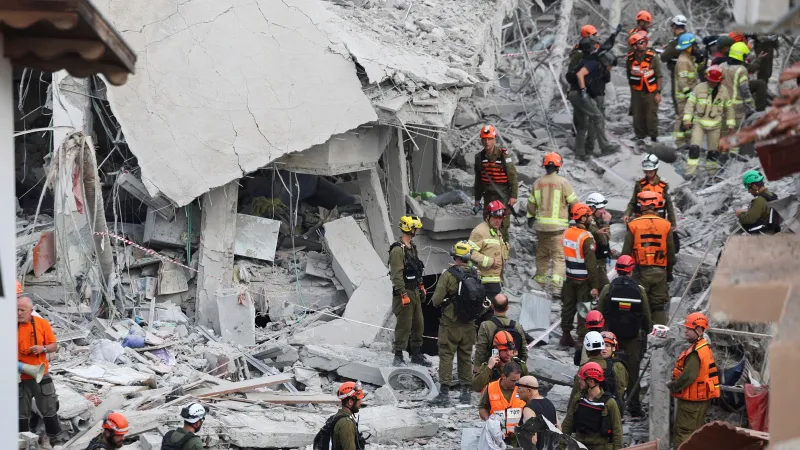 İran'dan İsrail'e Füze Saldırısı: Tel Aviv'de Savunma Bakanlığı Vuruldu Mu?
