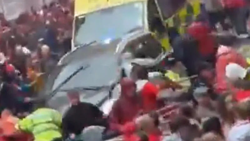 Liverpool'un şampiyonluk kutlayan taraftarların arasına otomobil daldı!
