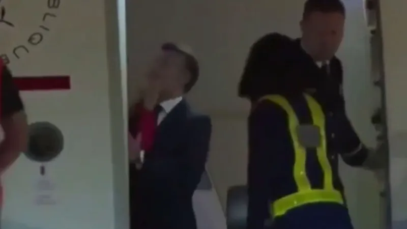 Macron eşinden tokat yedi