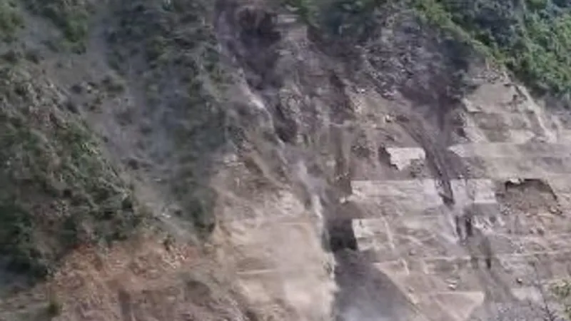 Artvin Şavşat Yolunda Korkunç Heyelan! Dağ Koptu!