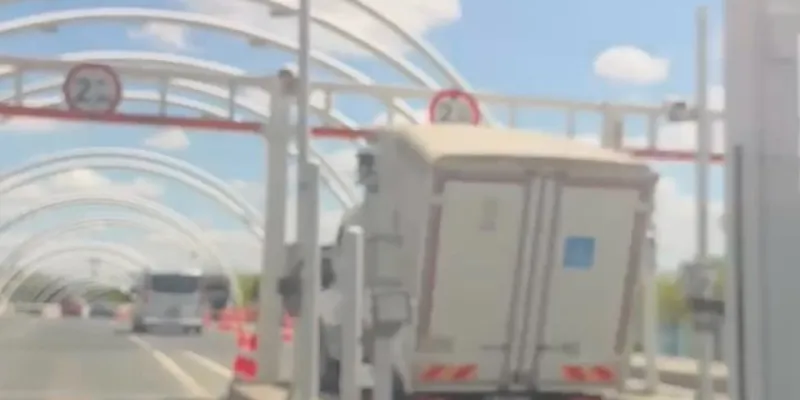 Avrasya Tüneli'nde Şok Kaza! Kamyon Sürücüsü Boyu Hesaplayamadı!