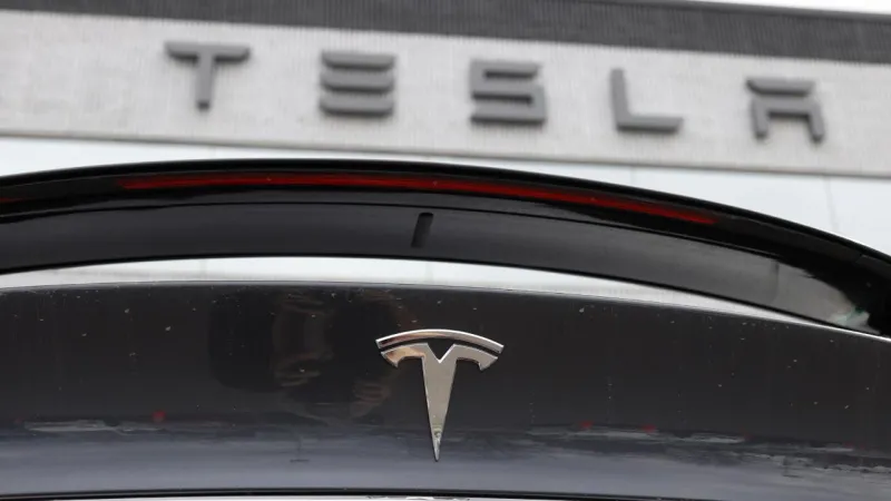 Tesla Avrupa'da Çakıldı! Satışlar Neden Yüzde 45 Düştü?