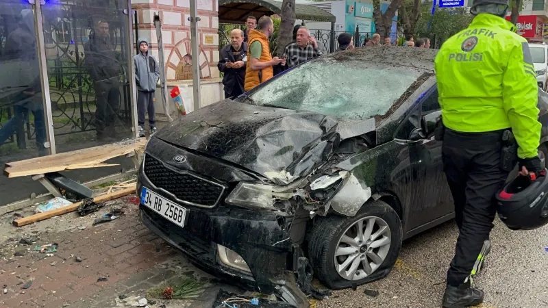Bursa'da korkunç kaza: Otomobil otobüs durağına çarptı, 6 yaralı