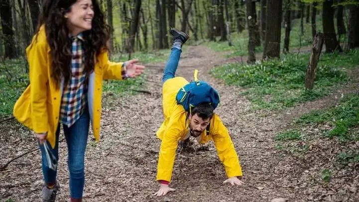 Düşen insanlara neden güleriz?