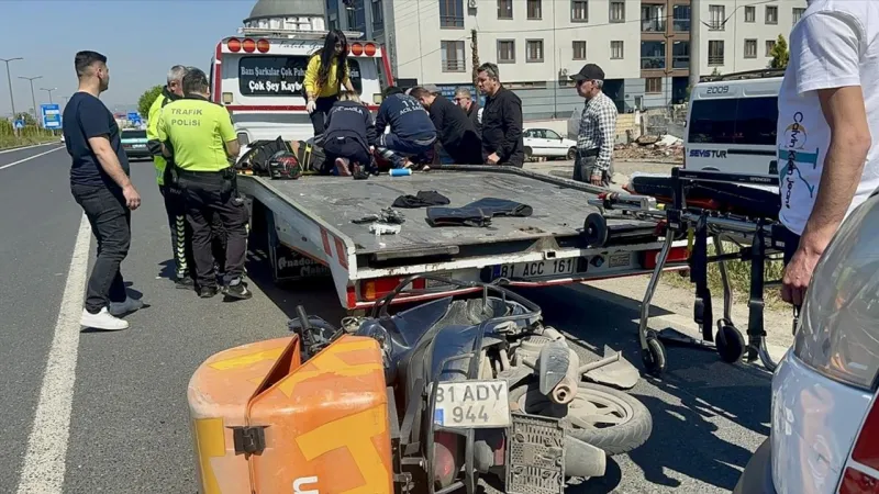 Düzce'de Motosiklet Kabusu! Çekiciye Çarptı, Kurye Hastanelik Oldu!
