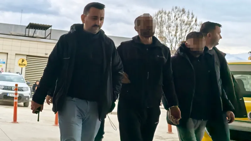 Firari Hükümlüler Bursa'da Sokakta Yakalandı: Hırsızlık Suçundan Aranıyorlardı