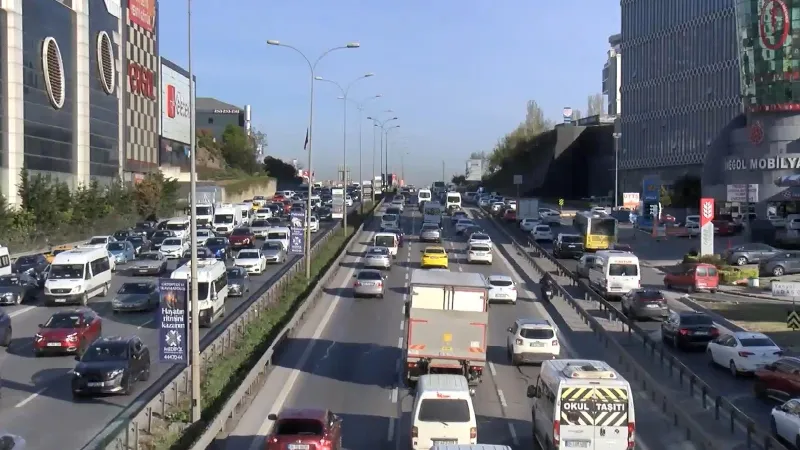 İstanbul'da Trafik Çilesi! Yoğunluk Alarm Veriyor!