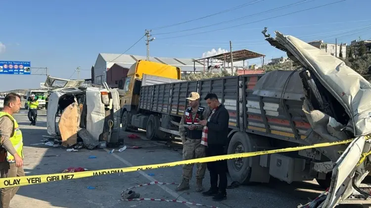 Hatay'da işçi servisinin tıra çarpması sonucu 6 kişi öldü, 8 kişi yaralandı