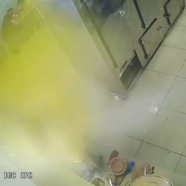 Mersin'de Düdüklü Tencere Kabusu! İş Yerinde Patlama Anı Kamerada