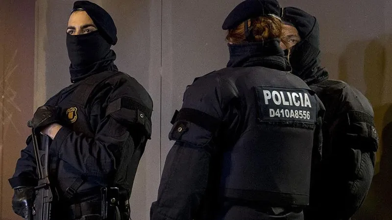 İspanya'da Faciadan Dönüldü: Araç Taraftarların Arasına Daldı!