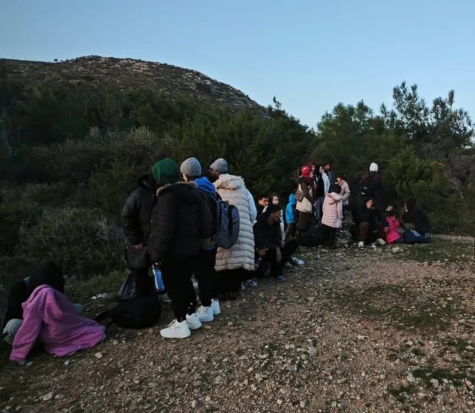 İzmir'de 32 Düzensiz Göçmen Yakalandı: 15'i Çocuk
