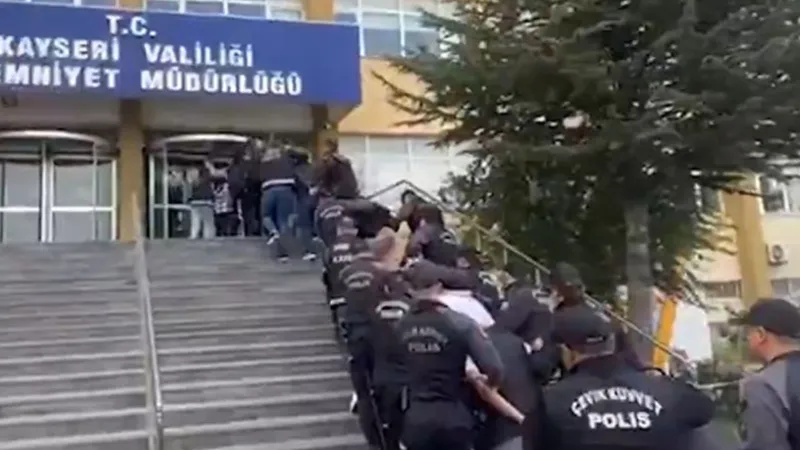 Kayseri'de Uyuşturucu Operasyonu: 27 Torbacı Yakalandı! Şok Baskın