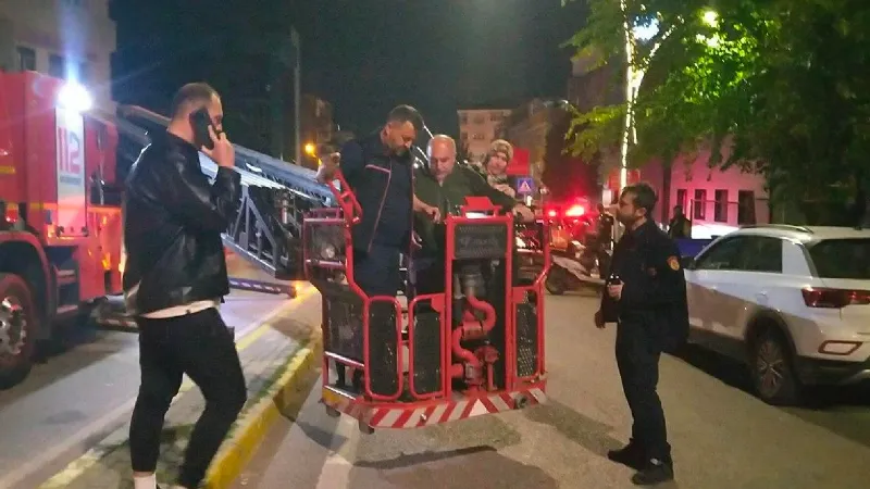 Kocaeli'de Bina Yangını! 17 Kişi Ölümden Döndü!