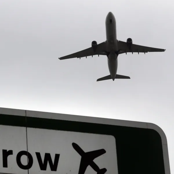 Londra Heathrow Havalimanı elektrik kesintisi nedeniyle kapandı