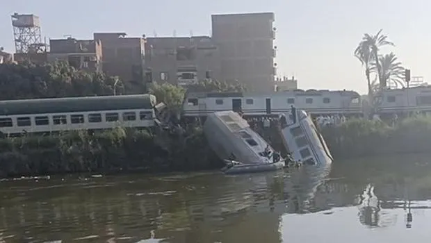 Mısır'da tren kazası: İki tren çarpıştı, vagonlar kanala devrildi