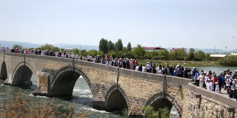 Muş'ta Şok Eden Yürüyüş! Gençler Neyi Protesto Etti?