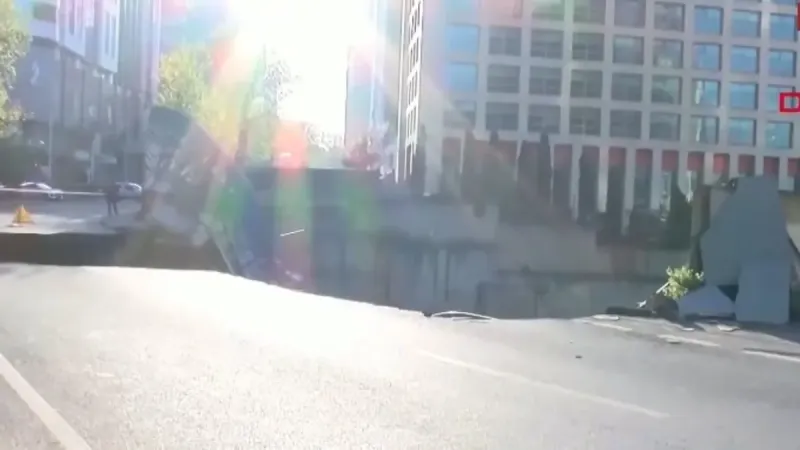 Sarıyer'de Korkunç Anlar! Yol Çöktü, Trafik Felç!