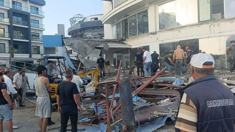 Otel inşaatının balkonu göçtü: İşçiler canını son anda kurtardı