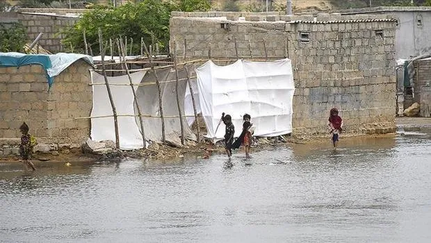 Pakistan'daki fırtınada binalar çöktü: 18 kişi hayatını kaybetti