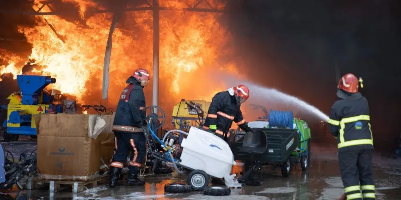 Sakarya’da yedek parça deposunda korkutan yangın