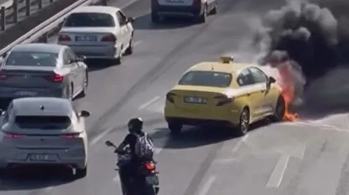 Seyir halinde çıkan yangın taksiyi alev alev yaktı