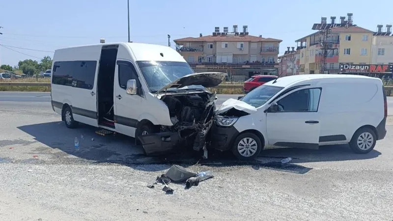 Tur aracı hafif ticari araçla kafa kafaya çarpıştı: 6 yaralı