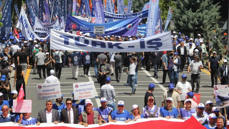 TÜRK-İŞ'ten Hazine ve Maliye Bakanlığı önünde açıklama: 15 gün içinde grev kararı alacağız