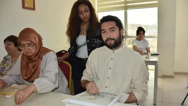 Nakış Sanatçısı: Yok Olmaya Yüz Tutan Mirası Nasıl Yaşatıyor?