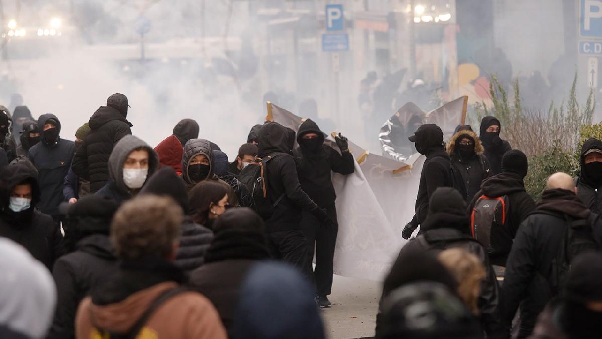 belcikada-covid-19-protestosuna-polis-mudahalesi-SCbuffGe.jpg