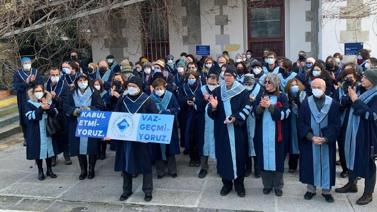 bogazici-universitesinde-3-dekanin-gorevden-alinmasina-tepki-uHNhMZLa.jpg