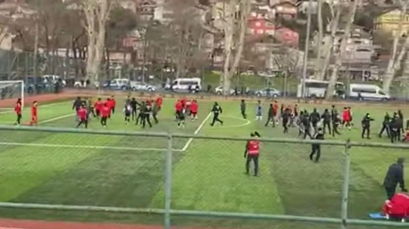 ortalik-savas-alanina-dondu-dort-futbolcu-yarali-CLS2ZjHs.jpg