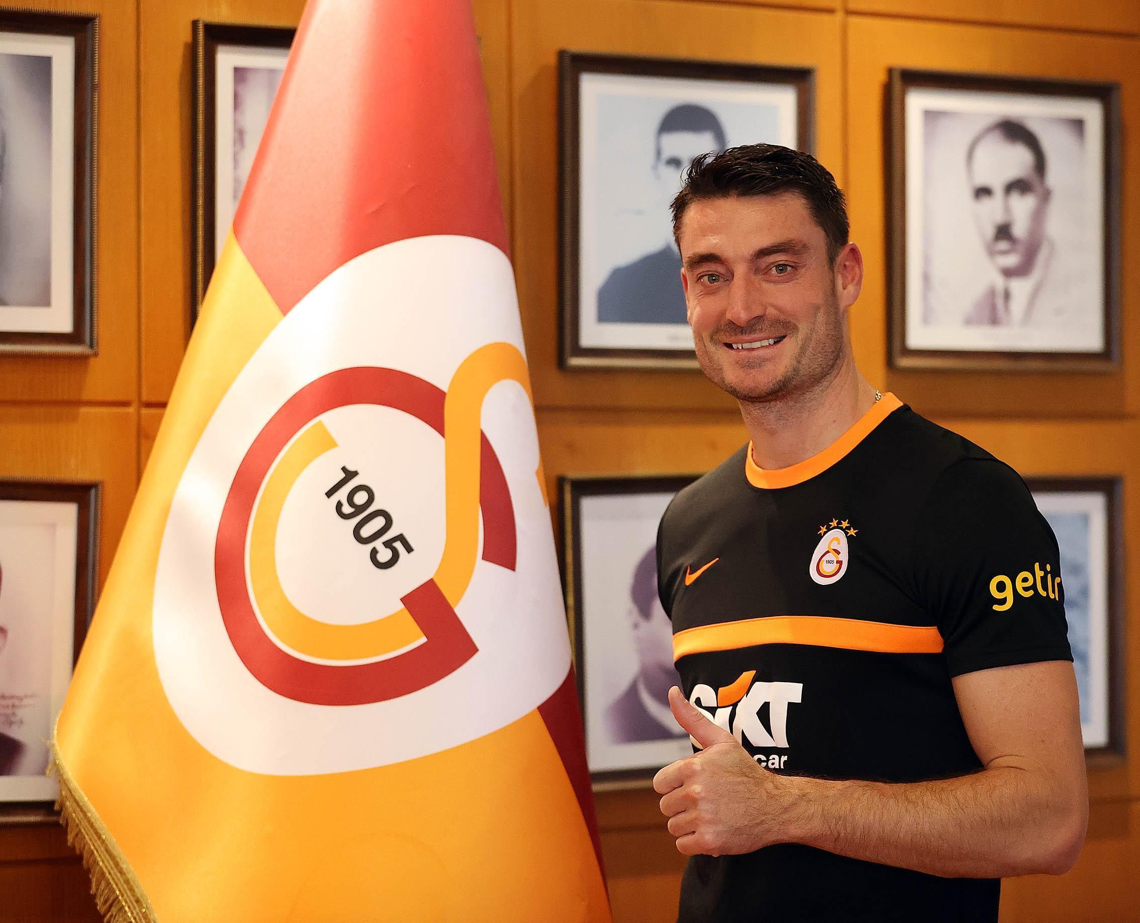 son-dakika-galatasarayda-albert-riera-geri-dondu-tdeP4rRx.jpg