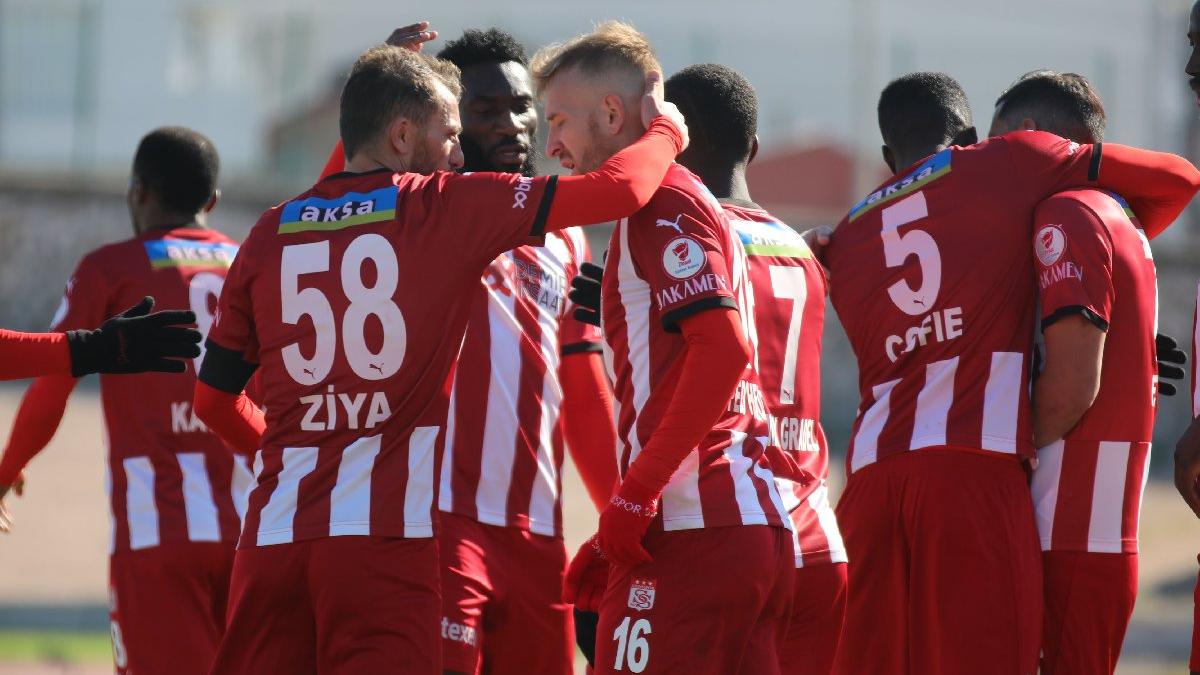 bandirmaspor-sivasspor-macinda-6-gol-1-kirmizi-kart-gradel-damga-vurdu-9ji1CKEm.jpg