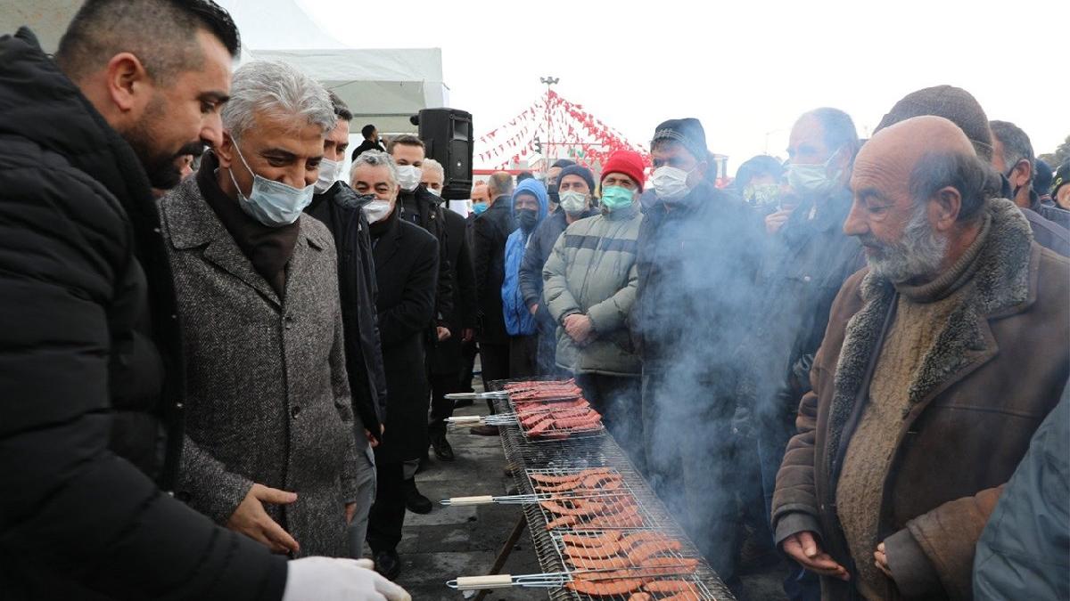 bedava-sucuk-ekmek-izdihama-neden-oldu-ejtSZnXN.jpg