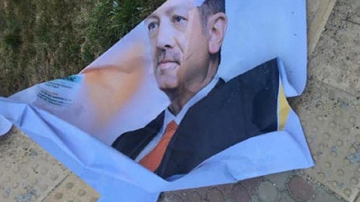 erdoganin-afislerini-yirtti-gozaltina-alindi-ZwCSnWVs.jpg