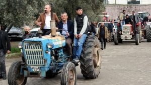 ozgur-ozel-traktor-uzerinden-hukumete-seslendi-FIbu6s21.jpg