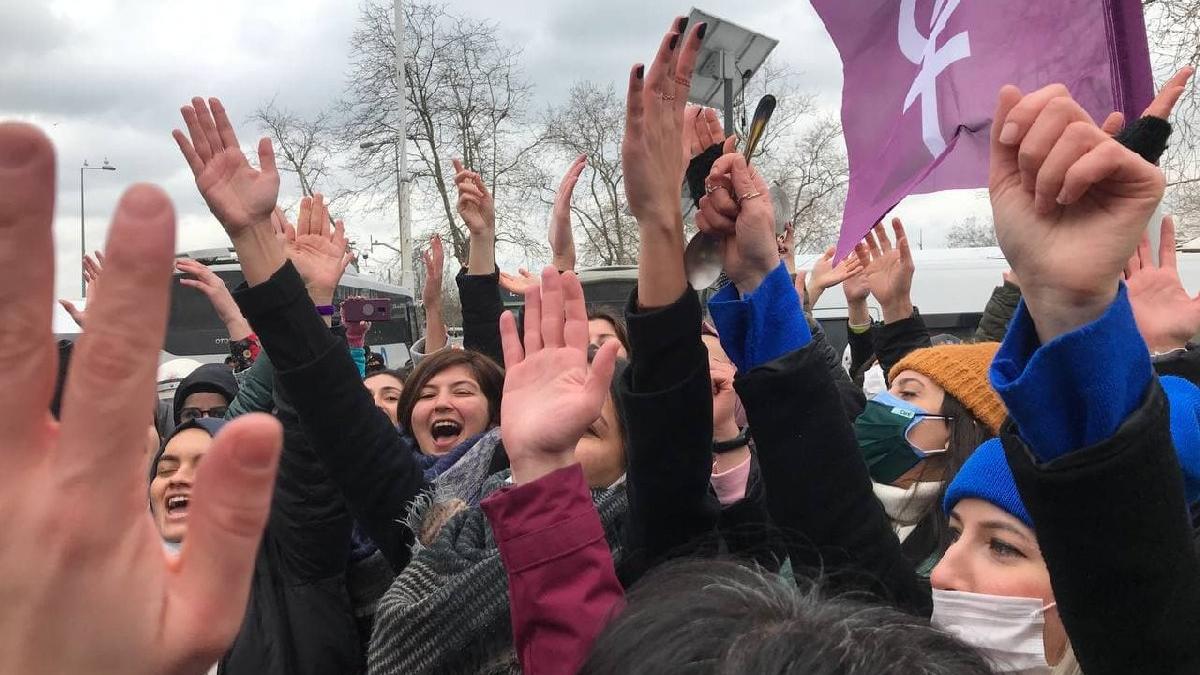 tencere-tavali-protesto-gerceklestiren-kadinlara-polis-engeli-eTV4vVVC.jpg