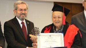 turkiyenin-en-yasli-universite-ogrencisi-diplomasini-aldi-TQ56rivq.jpg