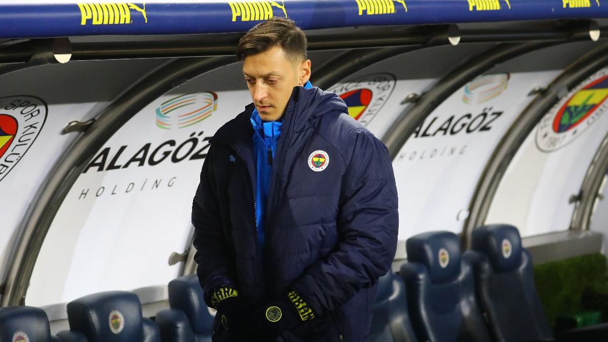 fenerbahcede-mesut-ozil-haftalar-sonra-dondu-4-eksik-U7b81umE.jpg