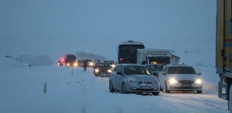 Kar yağışı etkisini gösterdi! İşte trafiğe kapanan yollar